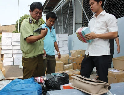 Vì sao hàng lậu vẫn tuồn vào TPHCM?