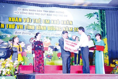 Tôn Đông Á tài trợ 200 triệu đồng cho trẻ em có hoàn cảnh khó khăn đón Tết