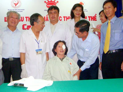 Bệnh nhân mù nghèo thứ 400.000 đã được mổ mắt miễn phí: Hạnh phúc ngập tràn