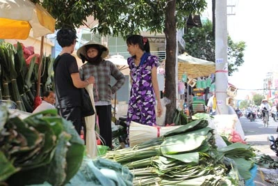 Chợ lá dong tấp nập vào mùa