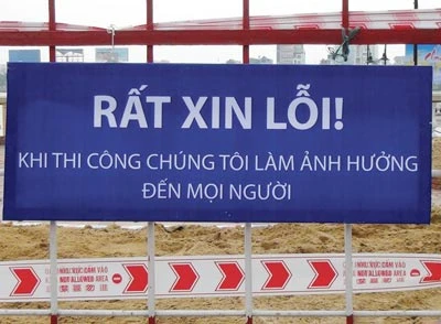 Treo biển xin lỗi dân