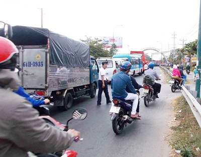 Kẹt xe nghiêm trọng trên các tuyến về TPHCM