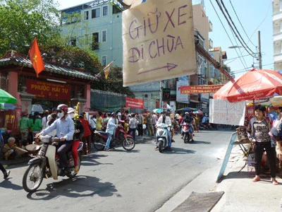 Chen nhau đi chùa trước ngày Thần Tài