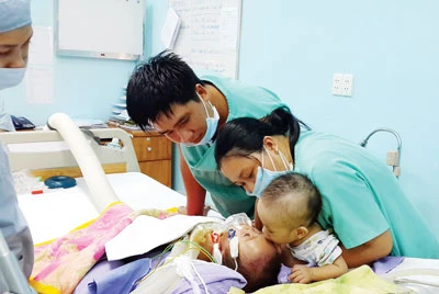 Ca tách song sinh tại Bệnh viện Nhi đồng 2: Bé Phi Phụng vẫn còn thở máy