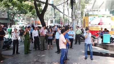 Cháy rác giữa hai tòa nhà, hàng trăm nhân viên bỏ chạy