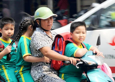 Đội nón bảo hiểm cho trẻ em - Mũi nhọn tuyên truyền, nòng cốt kiểm tra