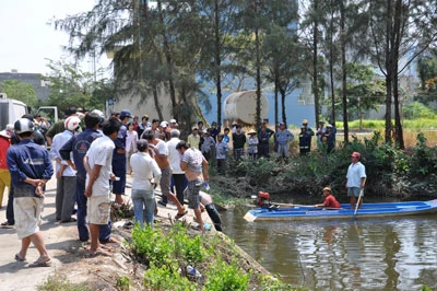 Một thi thể nổi trên rạch