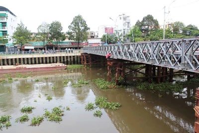 TPHCM: Sà lan đâm cầu tạm bắc qua kênh Nhiêu Lộc