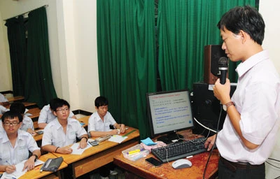 Dạy toán và khoa học bằng tiếng Anh: Thí điểm bài giảng số