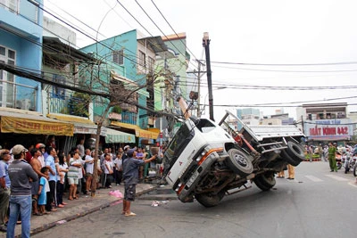 Xe cẩu vướng dây cáp lật nhào