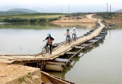 Run run cầu phao sông Ngàn Sâu