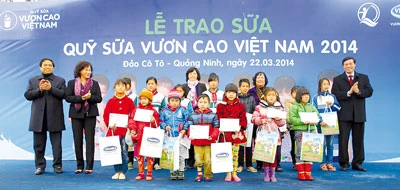 Vinamilk dành 8 tỷ đồng cho “Quỹ sữa Vươn cao Việt Nam” năm 2014: Một chặng đường mới lại bắt đầu...!