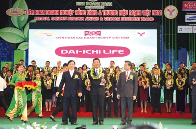 Dai-ichi Life Việt Nam nhận giải thưởng Rồng Vàng năm 2013