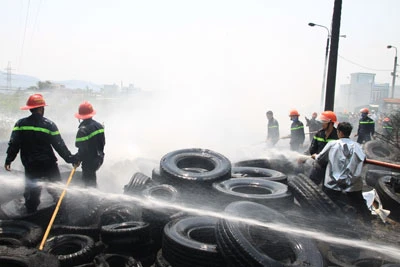 Đà Nẵng: Cháy bãi chứa lốp ô tô cũ