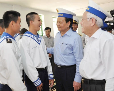 Lãnh đạo TPHCM thăm tân binh tại Quân cảng Cam Ranh