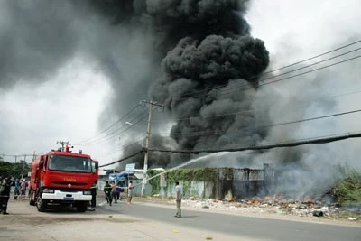 Quận 8 TPHCM: Cháy bãi giữ xe, hàng trăm xe máy, ô tô bị thiêu rụi
