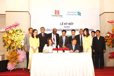 Ngân hàng Standard Chartered (Việt Nam) và Tổng Công ty Tín Nghĩa ký kết hợp đồng tài trợ thương mại 22 triệu USD