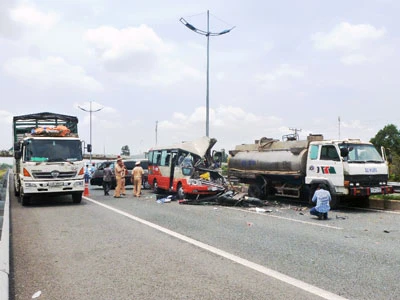 Xe khách gặp nạn trên cao tốc Trung Lương: 5 người chết, 11 người bị thương nặng