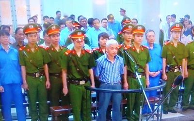 Xét xử vụ đại án kinh tế liên quan tới "bầu Kiên": Hoãn phiên tòa vì sức khỏe của bị cáo Trần Xuân Giá quá yếu