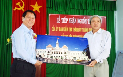 Đoàn Chủ nhiệm Ủy ban Kiểm tra Thành ủy TPHCM tặng quà tại Lý Sơn