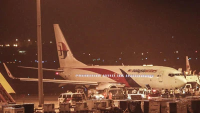 Máy bay của Malaysia Airlines chở 166 khách phải hạ cánh khẩn cấp