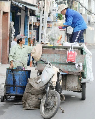 Thu gom rác dân lập: Khó kiểm soát