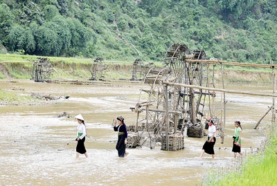 Từ hang Thẩm Púa đến cánh đồng Hồng Cúm