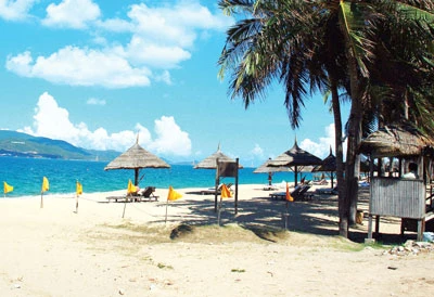 Doanh nghiệp “phong tỏa” bãi biển Nha Trang