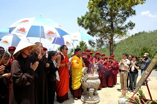 Pháp vương Drukpa cầu siêu tại Vũng Chùa và nghĩa trang liệt sĩ Ba Dốc