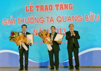 Hai nhà khoa học đầu tiên được trao Giải thưởng Tạ Quang Bửu