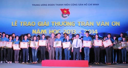 100 học sinh nhận giải thưởng Trần Văn Ơn