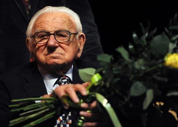 Sir Nicholas Winton nhận huân chương Sư tử trắng ở tuổi 105