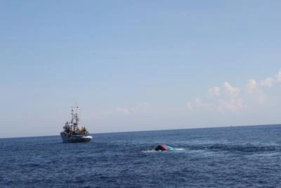 Tàu cá của ngư dân Đà Nẵng bị tàu Trung Quốc đâm chìm được kéo về Lý Sơn