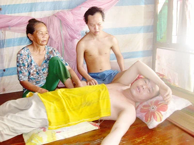“Thân cò” 74 tuổi nuôi 2 con bệnh liệt