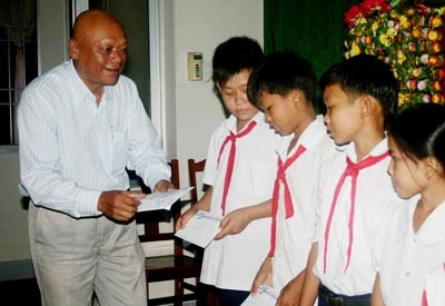 Báo Sài Gòn Giải phóng: Trao học bổng cho học sinh nghèo vượt khó xã đảo Thổ Châu