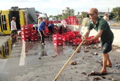 Hà Tĩnh: Xe tải lật nhào, người dân giúp tài xế gom hàng