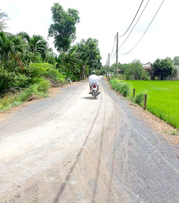 Xe bon bon ngoài ruộng