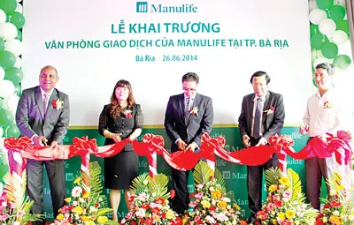 Manulife Việt Nam khai trương Văn phòng giao dịch mới tại TP. Bà Rịa và tặng 30 suất học bổng cho học sinh khuyết tật