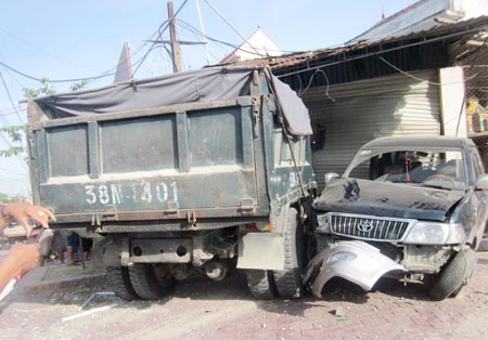Hà Tĩnh: Xe tải và xe con đối đầu rồi lao vào nhà dân