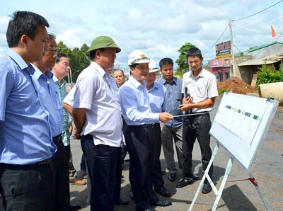 Bộ trưởng Bộ GTVT Đinh La Thăng kiểm tra thi công quốc lộ 14: Một chủ đầu tư bị chấm dứt hợp đồng