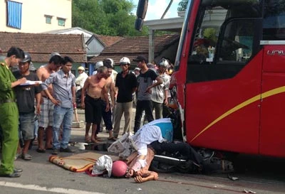 Quảng Nam: Xe khách và xe máy tông nhau, 2 anh em ruột chết thảm