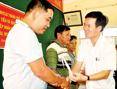 Tổng LĐLĐ Việt Nam và TPHCM thăm và tặng quà ngư dân đảo Lý Sơn