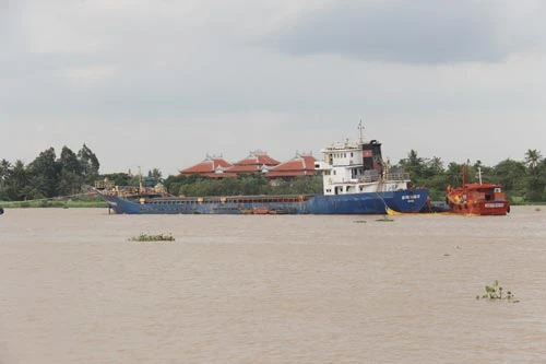 Một tàu chở sắt va vào đá ngầm