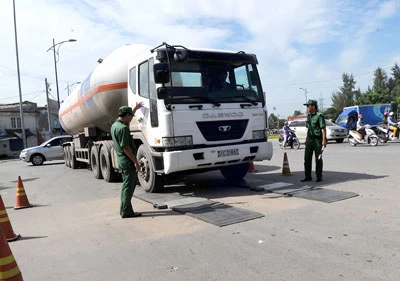 Trật tự an toàn giao thông TPHCM: Nâng cao ý thức, phạt nặng vi phạm