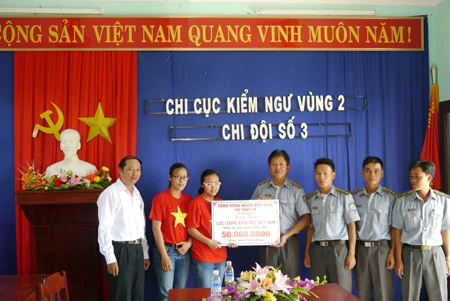 Du học sinh, người Việt Nam tại Thụy sĩ tặng quà cho Kiểm ngư