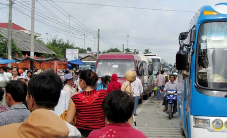 Sóc Trăng: Quốc lộ 1A ùn tắc vì khách viếng chùa