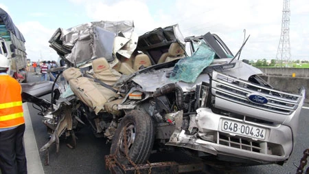 Xe khách tông xe tải trên cao tốc TPHCM – Trung Lương: Ít nhất 4 người chết, 6 người người bị thương