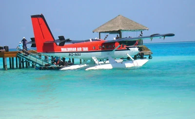 Lướt thủy phi cơ ngắm thiên đường nhiệt đới Maldives