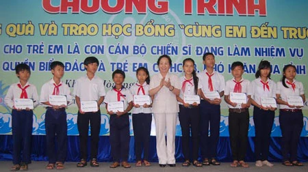 Trao tặng 175 suất học bổng “Cùng em đến trường”