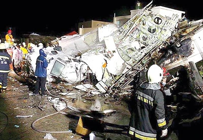 Máy bay Đài Loan rơi khi hạ cánh, gần 50 người thiệt mạng